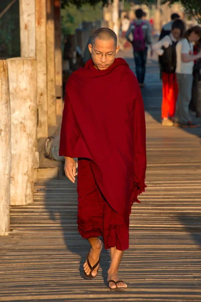 Mandalay Myanmar 2016 Genç Budist Rahipler Günlük Ahşap Köprü Bein — Stok fotoğraf