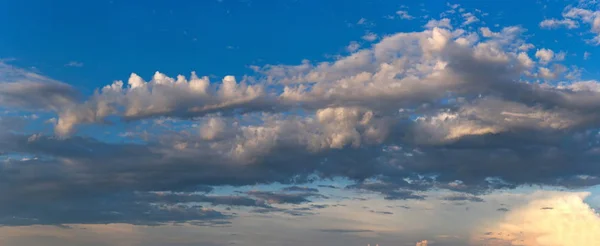 ロシア 西シベリアの南7月上旬のカカシア共和国の夕空 — ストック写真