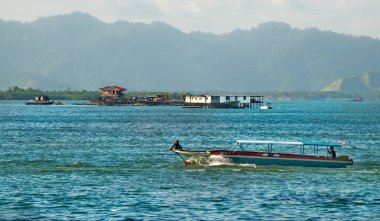 Malezya. Borneo adasının doğu kıyısı. 11/28/2018. Turistlerile küçük tekneler günlük çok sayıda mercan adası, dünyaca ünlü dalış kulüpleri vardır.