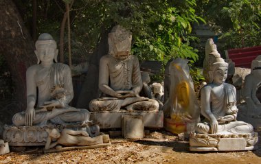 Myanmar. Mandalay'da mermerden Buda heykelleri yapma atölyesi