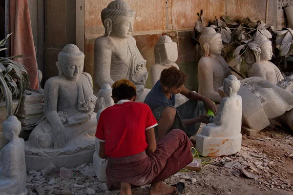 Mandalay Myanmar 2016 Młodzi Chłopcy Narzędziami Szlifierskimi Obrabianym Detalem Marmur — Zdjęcie stockowe