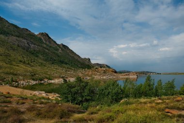 Doğu Kazakistan. Bayanaul dağlarının çevresinde biri Toraigyr Gölü olmak üzere üç güzel göl vardır..