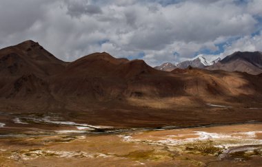 Kırgızistan. Osh şehri ile Tacikistan sınırı arasındaki Pamir otoyolunun kuzeydoğu bölümü.