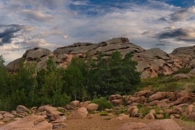 Doğu Kazakistan. Milli Park Bayanaul nehirlerde Yaz