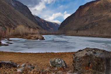 Rusya. Batı Sibirya'nın güneyi. Altay dağlarında ilkbaharın başlarında, Chulyschman Nehri.
