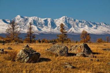 - Rusya. Chuya otoyolu boyunca Altai dağlarının güneyindeki Kuzey Chui sıradağları..