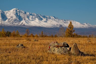 - Rusya. Chuya otoyolu boyunca Altai dağlarının güneyindeki Kuzey Chui sıradağları..