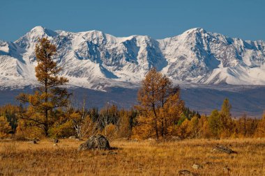 - Rusya. Chuya otoyolu boyunca Altai dağlarının güneyindeki Kuzey Chui sıradağları..
