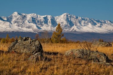 - Rusya. Chuya otoyolu boyunca Altai dağlarının güneyindeki Kuzey Chui sıradağları..