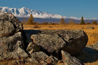 - Rusya. Chuya otoyolu boyunca Altai dağlarının güneyindeki Kuzey Chui sıradağları..