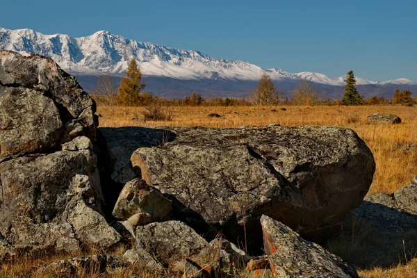 - Rusya. Chuya otoyolu boyunca Altai dağlarının güneyindeki Kuzey Chui sıradağları..