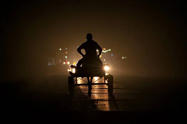 ทาจ สถาน 2559 ชาวนาบนรถเข บโดยลาข ในเวลากลางค นตามทางหลวงในแสงไฟหน ารถ — ภาพถ่ายสต็อก