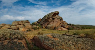 Doğu Kazakistan. Bayanaul dağlarında şaşırtıcı yaz günbatımları