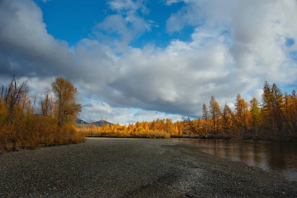 俄罗斯 远东地区 秋天的颜色是马加丹的冷水河流 科里马河的支流 — 图库照片