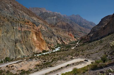 Tacikistan. Pamir otoyolu. Iskanderkul Gölü 'nden akan İskanderdarya Dağı Panoraması.