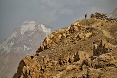 Namadgut. Tacikistan. 09 Ağustos 2019. Panj nehrinin kıyısındaki antik Khaakha kalesi. Tacikistan ve Afganistan arasındaki sınırı koruyan silahlı bir sınır muhafızı var..