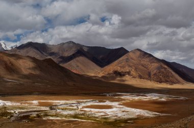 Tacikistan, Picturesque Tien Shan dağları, Pamir otoyolu boyunca Alichur Nehri vadisinde..