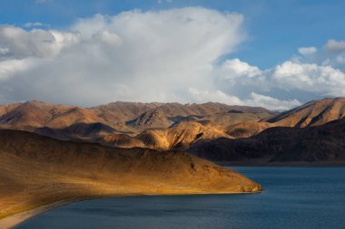 Tacikistan. Yüksek rakımlı çöl gölü Yashilkul Pamir otoyolunun kuzeydoğu bölümünde..