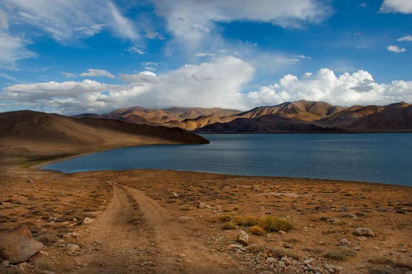 タジキスタンだ パミール高速道路の北東部にある標高の高い砂漠の湖ヤシルクル — ストック写真