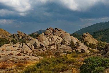 Doğu Kazakistan. Dağda resim gibi bir gün batımı... 30 milyon yıllık antik kalıntıların çağı olan doğal Park Bayanaul..