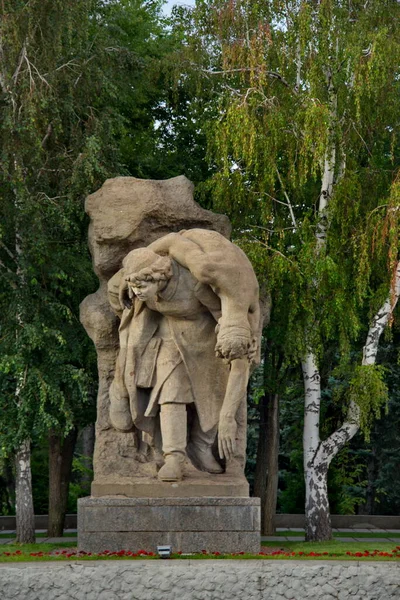 2018年8月7日 俄罗斯伏尔加格勒 Mamayev Kurgan的历史遗迹 一对英雄广场上的雕塑 描绘了1942年在史达林格勒战役中作战的士兵 — 图库照片