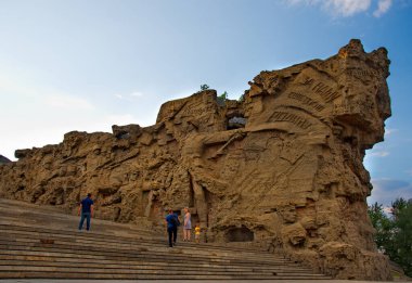 Volgograd 'da. - Rusya. 07 Ağustos 2018. Mamayev Kurgan Anıtı. Duvarda, ayrı yardım bölümleri şeklinde, Stalingrad 'daki Sovyet taarruzu ve faşistlerin yakalanması resmedildi..