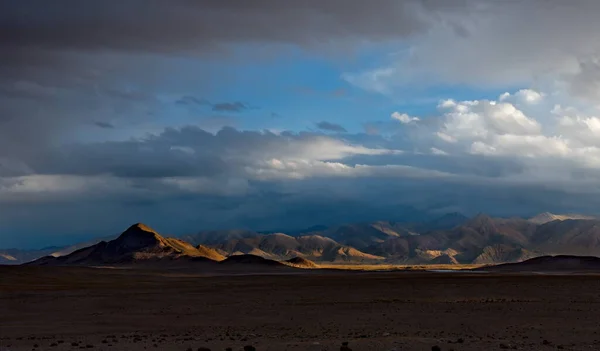 Tadżykistan Dramatyczne Wieczorne Niebo Nad Autostradą Pamir Rejonie Jeziora Bulunkul — Zdjęcie stockowe