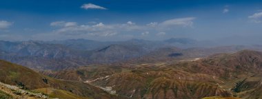 Kırgızistan. Osh şehri ile Tacikistan sınırı arasındaki Pamir otoyolunun kuzeydoğu bölümü.