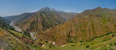 Kırgızistan. Osh şehri ile Tacikistan sınırı arasındaki Pamir otoyolunun kuzeydoğu bölümü.