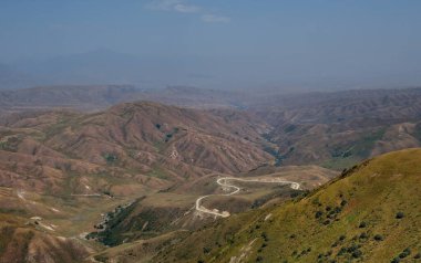 Kırgızistan. Osh şehri ile Tacikistan sınırı arasındaki Pamir otoyolunun kuzeydoğu bölümü.
