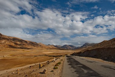 Orta Asya. Tacikistan. Kırgızistan sınırına yakın Pamir hattının kuzeydoğu bölümünün yüksek irtifa vadileri..