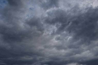 - Rusya. Batı Sibirya 'nın güneyi. Altai 'nin uçsuz bucaksız tarlalarında akşam gökyüzü.