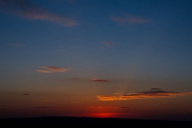 - Rusya. Batı Sibirya 'nın güneyi. Altai 'nin uçsuz bucaksız tarlalarında akşam gökyüzü.
