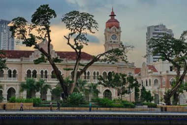 Kuala Lumpur, Malezya. 24 Kasım 2018. Şehir merkezindeki Sultan Abdul Samad Sarayı 'nın mimarisi Jamek Camii' nin yanında. En çok ziyaret edilen turistik yerlerden biri..