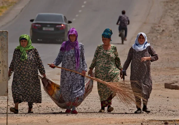 Nurek Tajikistan August 2019 Women National Clothing Manually Sweep Collect — Stock Photo, Image