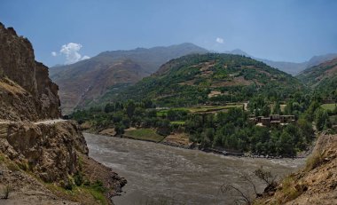 Orta Asya. Tacikistan. Sınır Nehri 'nin sağından, Panj Nehri' nin solundan Afganistan 'a ait olan bankaya bakın..