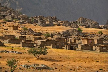 Orta Asya. Afganistan. Kil ve taştan kulübeler sol taraftaki bir dağ köyünde Panj sınır nehrinin kıyısında..