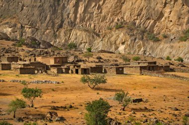 Orta Asya. Afganistan. Kil ve taştan kulübeler sol taraftaki bir dağ köyünde Panj sınır nehrinin kıyısında..