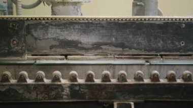 Bir fabrikada endüstriyel makine kesme cam için