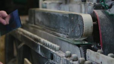 Bir fabrikada endüstriyel makine kesme cam için
