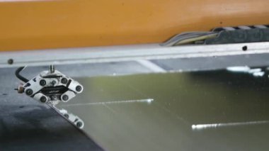 Bir fabrikada endüstriyel makine kesme cam için