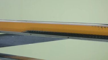 Bir fabrikada endüstriyel makine kesme cam için
