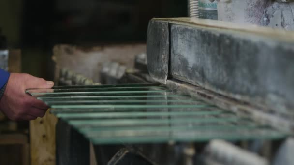 Промышленная машина на заводе по резке стекла — стоковое видео