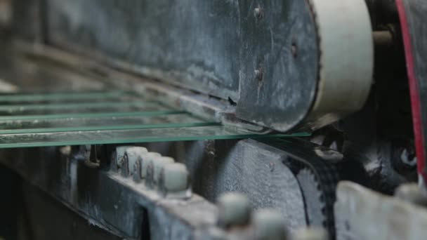 Промышленная машина на заводе по резке стекла — стоковое видео
