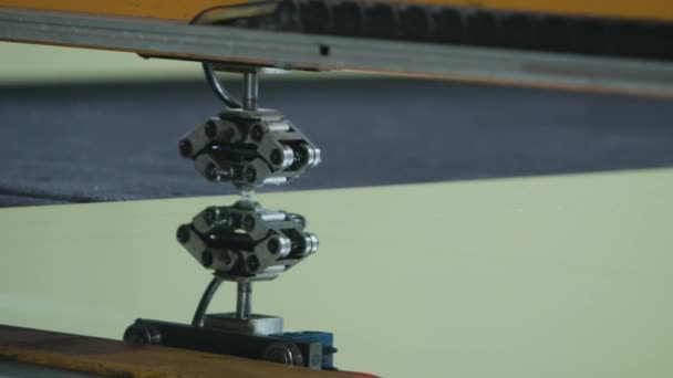 Machine industrielle dans une usine de découpe de verre 