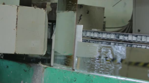 Uma Máquina Industrial Uma Fábrica Para Cortar Vidro Imagem Close — Vídeo de Stock