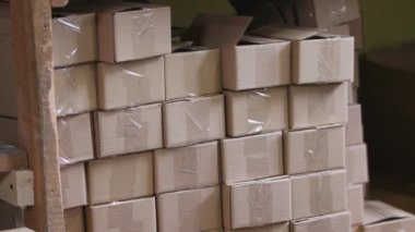 Karton bir fabrikada yığını