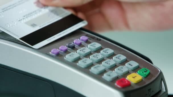 Mobiel betalen met een Credit Card — Stockvideo