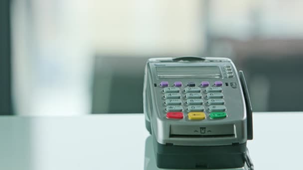 Mobil betalning med kreditkort — Stockvideo