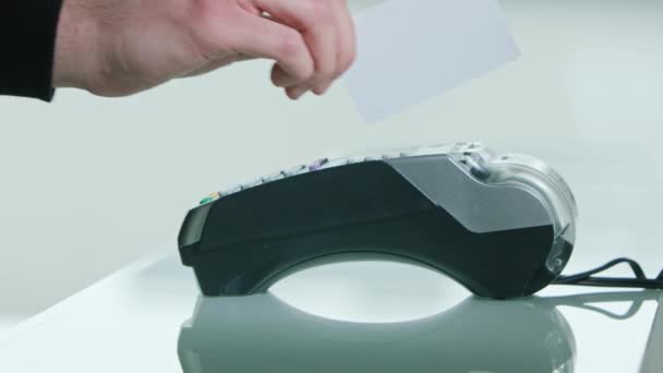 Mobiel betalen met een Credit Card — Stockvideo